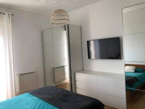 1 dormitorio con 1 cama y TV de pantalla plana en Casa Porto Turistico, en Licata