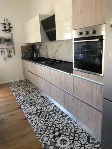 利卡塔的住宿－Casa Porto Turistico，厨房铺有黑白色瓷砖地板。