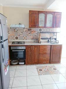 Kuchyň nebo kuchyňský kout v ubytování Bel appartement refait à neuf Bahia Smir
