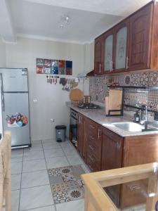 Kuchyň nebo kuchyňský kout v ubytování Bel appartement refait à neuf Bahia Smir