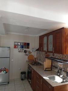 Kuchyň nebo kuchyňský kout v ubytování Bel appartement refait à neuf Bahia Smir