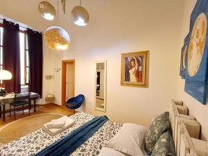 um quarto com uma cama e uma mesa em The Smallest Hostel of Florence em Florença