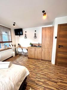 Telewizja i/lub zestaw kina domowego w obiekcie "Ku Słońcu" -Pokoje& Apartamenty - Jastrzębia Góra