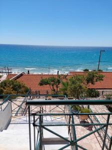 uitzicht op het strand vanaf het balkon van een resort bij Golden Horizon Haven in Preveza