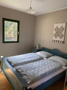 - une chambre avec un lit dans une pièce dotée d'une fenêtre dans l'établissement Agroturystyka Oaza Ciszy i Spokoju, à Międzychód