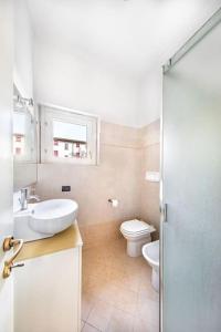 uma casa de banho com um lavatório e um WC em La casetta rossa Desenzano del Garda em Desenzano del Garda
