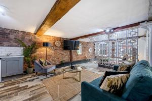 - un salon avec un canapé et une télévision dans l'établissement Host & Stay - Mathew St Studio, à Liverpool