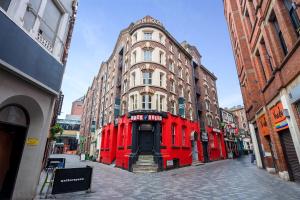 un bâtiment rouge au milieu d'une rue dans l'établissement Host & Stay - Mathew St Studio, à Liverpool
