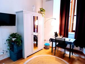 uma sala de estar com uma mesa e um espelho em The Smallest Hostel of Florence em Florença