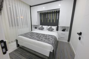 Un dormitorio con una cama grande y una ventana en White House Cappadocia, en Nevşehir