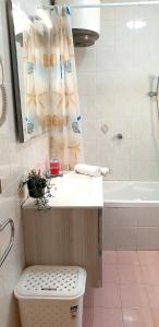 y baño con lavabo, aseo y bañera. en CASA VACANZE PIAZZA MALTA en Alezio