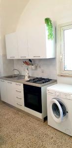 A kitchen or kitchenette at CASA VACANZE PIAZZA MALTA
