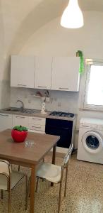 A kitchen or kitchenette at CASA VACANZE PIAZZA MALTA