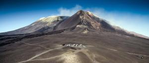 Un groupe de personnes debout au sommet d'une montagne dans l'établissement AmoCatania Apartment, à Catane