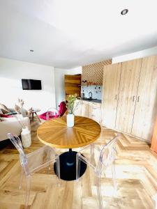 Telewizja i/lub zestaw kina domowego w obiekcie "Ku Słońcu" -Pokoje& Apartamenty - Jastrzębia Góra