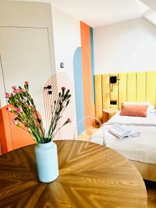 Pokój ze stołem z wazonem kwiatów w obiekcie "Ku Słońcu" -Pokoje& Apartamenty - Jastrzębia Góra w Jastrzębiej Górze