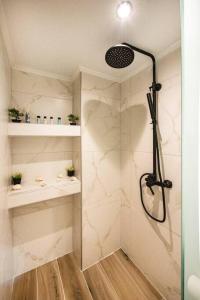 um chuveiro com uma porta de vidro na casa de banho em Ontas apartment in Kissamos em Kissamos