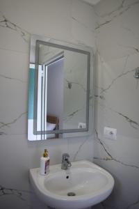 卡萨米尔Sunset Cottage 2的带水槽和镜子的浴室