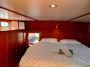 een slaapkamer met een groot bed in een boot bij Motor Yacht Amazone in Amsterdam