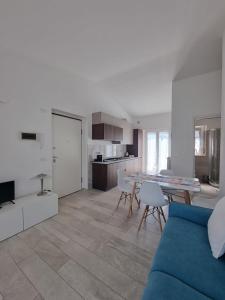 salon z niebieską kanapą i kuchnią w obiekcie borgoAmare zagar&trabocchi w mieście Marina di San Vito