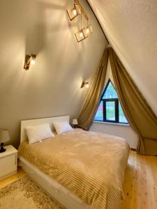1 dormitorio con cama y ventana en A Frame Lerik, en Lerik