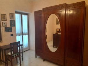 un gran armario de madera con espejo en una habitación en Da Mariuccia en Rivalta Scrivia