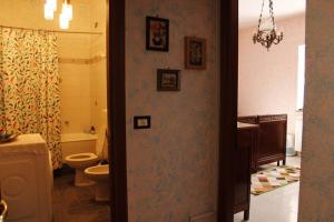 uma casa de banho com um WC e um lavatório em Da Mariuccia em Rivalta Scrivia