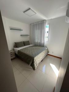 מיטה או מיטות בחדר ב-Apartamento 3 quartos de frente pro mar