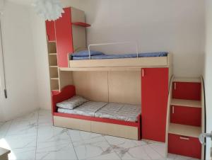 a room with two bunk beds in a room at Ritiro sul fiume Mantova, Cremona Circuit in Canneto sullʼOglio