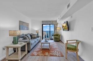 un soggiorno con divano e tavolo di Beachfront, Spacious King Suite with Resort Access, Free Parking! a Myrtle Beach