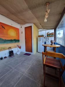 una cucina con 2 frigoriferi e un tavolo in una camera di SANTO MAR HOSTEL ad Arraial do Cabo