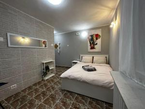 1 dormitorio con 1 cama y chimenea en One Room Apartment Decebal, en Bucarest