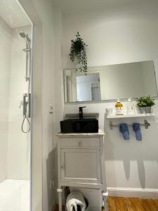 a bathroom with a sink and a mirror at Habitación Centro Pamplona - acceso independiente in Pamplona