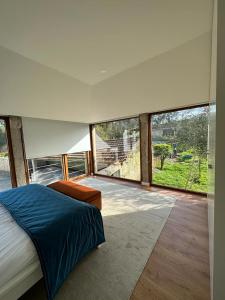 1 dormitorio con cama y ventana grande en Casa do Forno de Cal, en Vila do Conde