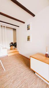 sala de estar con paredes blancas y mesa en Casa do Forno de Cal en Vila do Conde