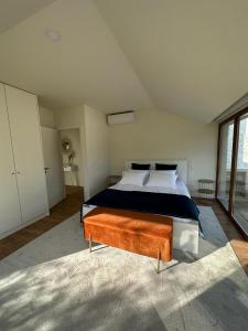 sypialnia z dużym łóżkiem i dużym oknem w obiekcie Casa do Forno de Cal w mieście Vila do Conde