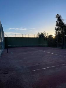 Tenis alebo squash v ubytovaní Alojamiento Ultreia - Estorde alebo jeho okolí