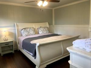 um quarto com uma cama branca com almofadas em Tucked Away Newly Renovated 2 Bedroom/ 1 Bath Sleeps 8 em Beaufort