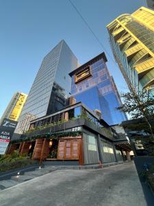 a building in the middle of a city with tall buildings at Olson Hotel Real Acueducto in Guadalajara