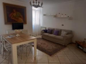 薩羅的住宿－Maison Santa Giustina，客厅配有沙发和桌子