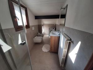 加爾尼亞諾的住宿－Casa castel，一间带卫生间和水槽的小浴室