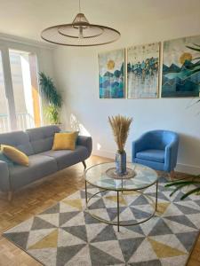 uma sala de estar com um sofá e uma mesa de vidro em Chambre privée dans un appartement partagé em Villeurbanne