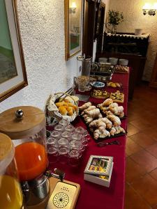 um buffet de comida numa mesa vermelha em Hotel Miravalle em Imer