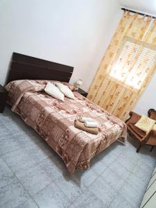 um quarto com uma cama com duas almofadas em Nido Verde em Agnone Bagni