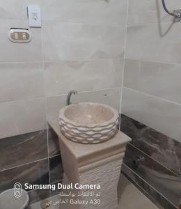 - une salle de bains avec un bol au-dessus d'un lavabo dans l'établissement شاليه براس سدر اطلاله بحر, à Ras Sudr