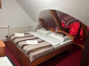 Posteľ alebo postele v izbe v ubytovaní Hotel Minaret&Étterem