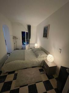 a bedroom with a bed with two lamps on it at Appartement plein centre avec jardin in Saint-Tropez