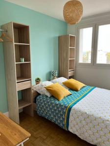 1 dormitorio con 1 cama con paredes azules en Chambre privée dans un appartement partagé en Villeurbanne