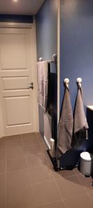 ein Bad mit WC und eine Tür mit Handtüchern in der Unterkunft Davids Stuga in Klässbol