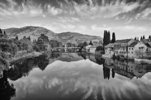 トレビニェにあるApartmani DAR Trebinjeの湖上の橋の白黒写真